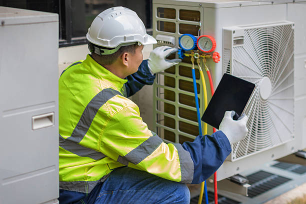 Professional Hvac technician working in Edwardsville, IL